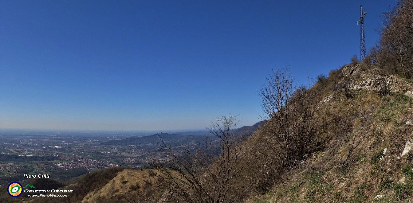 58 La croce del Canto Alto (1146 m) rivolta  a sud sulle colline e la pianura di Bergamo .jpg